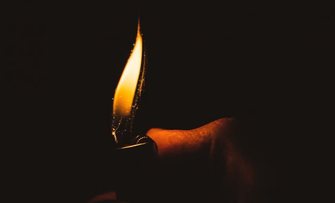 В Праге загорелась квартира из-за женщины, решившей посветить под кроватью зажигалкой
