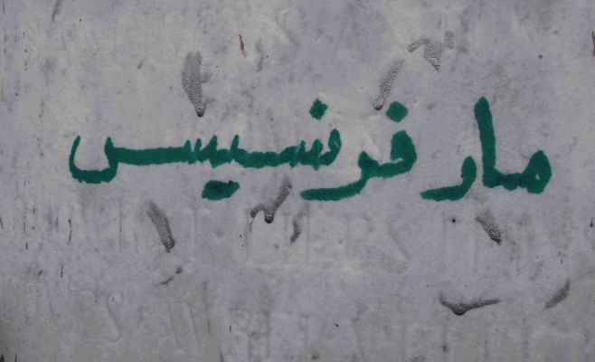 Иностранец на Карловом мосту оставил надпись на арабском языке