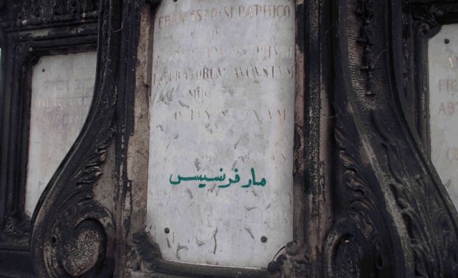 Иностранец на Карловом мосту оставил надпись на арабском языке