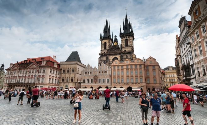 Полиция эвакуирует граждан со Староместской площади в центре Праги, работают саперы. Обновлено