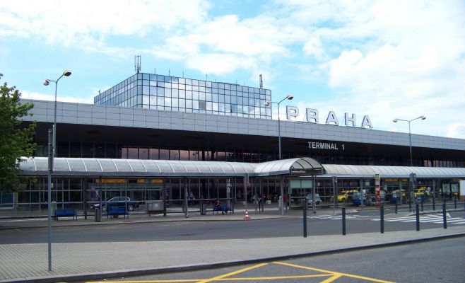 Полиция эвакуирует пражский аэропорт