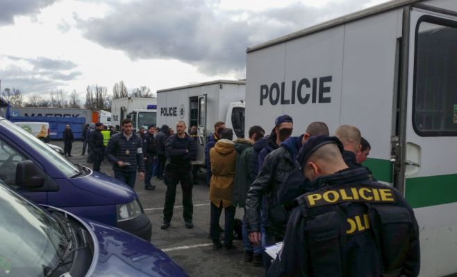 Более 60 иностранцев депортируют из Чехии. Полиция вновь организовала проверки работающих в стране иностранцев
