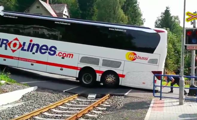 В Чехии автобус застрял на железнодорожном переезде