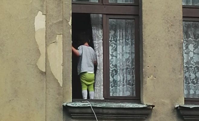 Полиция спасла ребёнка от смерти: 2-летняя девочка стояла в окне 3 этажа