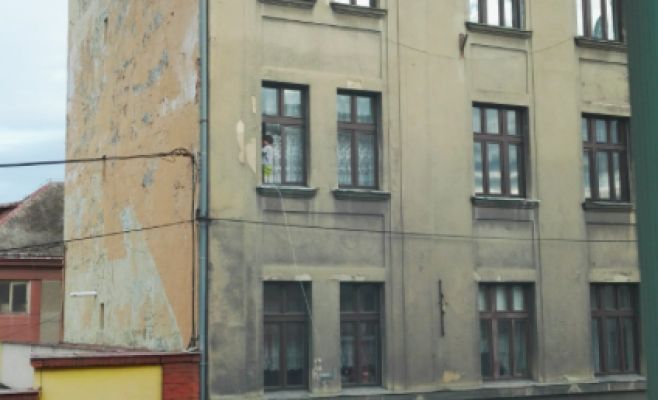 Полиция спасла ребёнка от смерти: 2-летняя девочка стояла в окне 3 этажа