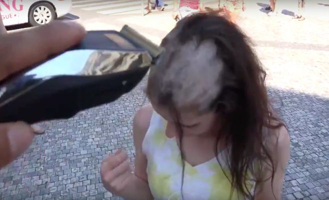 Видео: чешка в центре Праги побрилась налысо за 25 тыс. крон