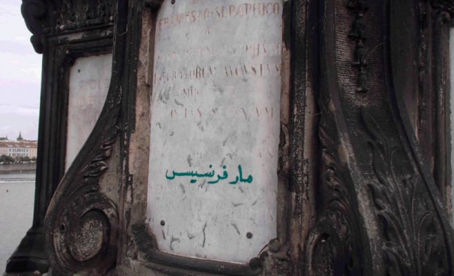 Вынесен вердикт иностранцу, оставившему надпись на Карловом мосту