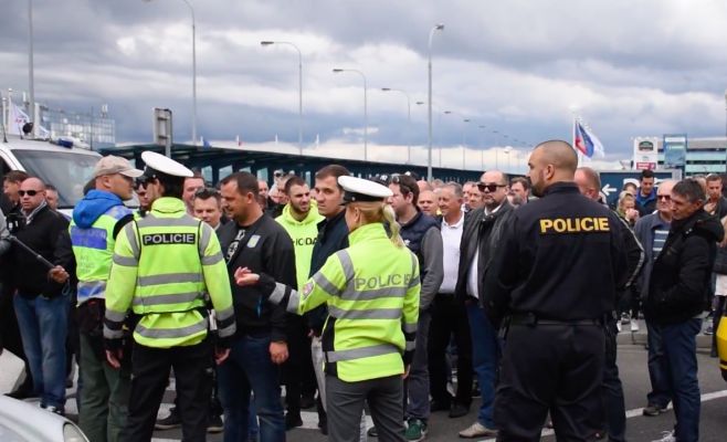 Беспорядки в аэропорту: таксисты против Uber