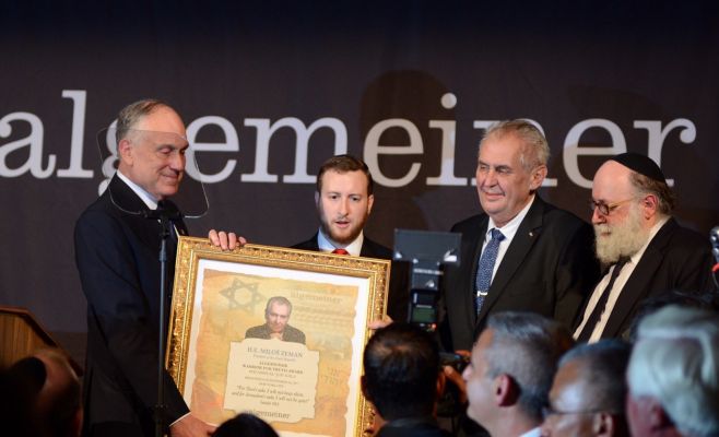 Президент Чехии получил премию «Борец за правду»