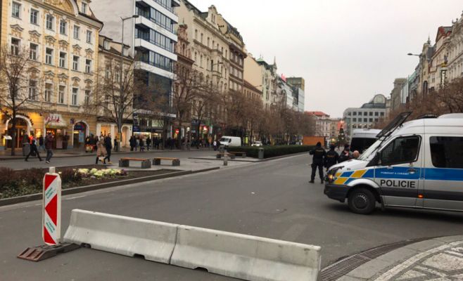 Бетонные блоки вновь «украсят» Староместскую площадь