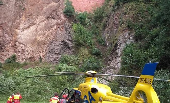 В Чехии обнимавшаяся влюбленная парочка упала со смотровой площадки