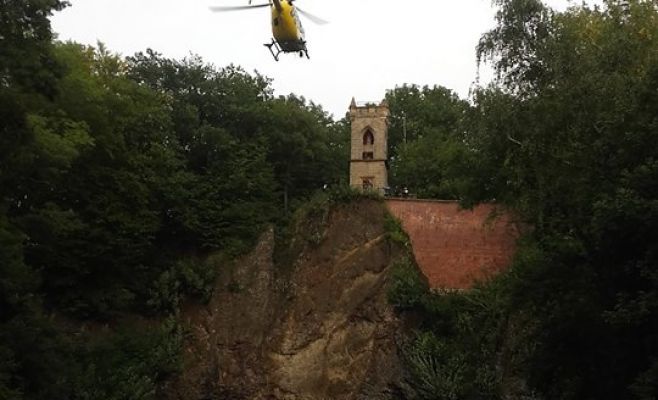 В Чехии обнимавшаяся влюбленная парочка упала со смотровой площадки