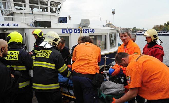 В реку Влтаву с Карлова моста упал мужчина