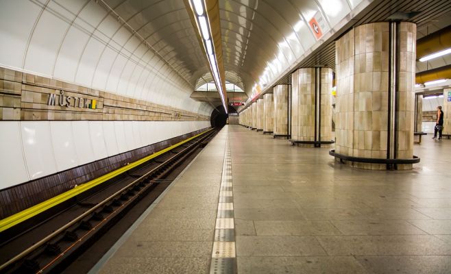 Метро в Праге не работало из-за преступника, пытавшегося скрыться в тоннеле