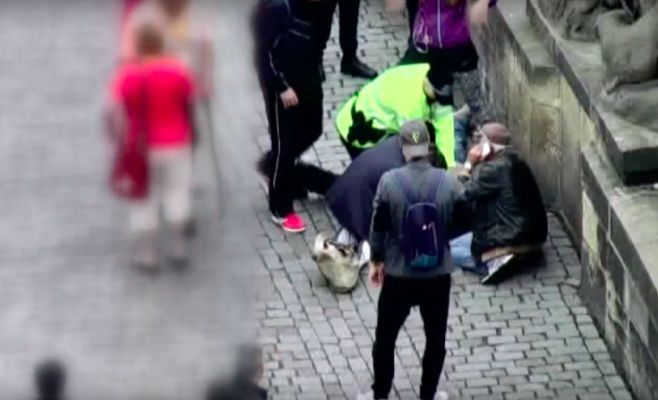 На Карловом мосту туристу спасли жизнь. Видео