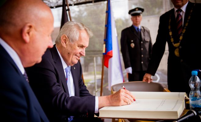 Земан предлагает расширить полномочия президента Чехии