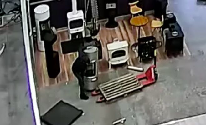 Вор с выставки в Праге украл камин весом свыше 100 кг