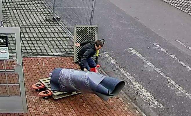 Вор с выставки в Праге украл камин весом свыше 100 кг