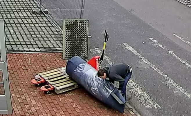 Вор с выставки в Праге украл камин весом свыше 100 кг