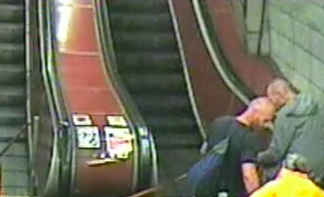 Двое мужчин в метро обокрали пенсионерку с ходунком, предложив ей помощь 