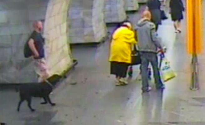 Двое мужчин в метро обокрали пенсионерку с ходунком, предложив ей помощь 