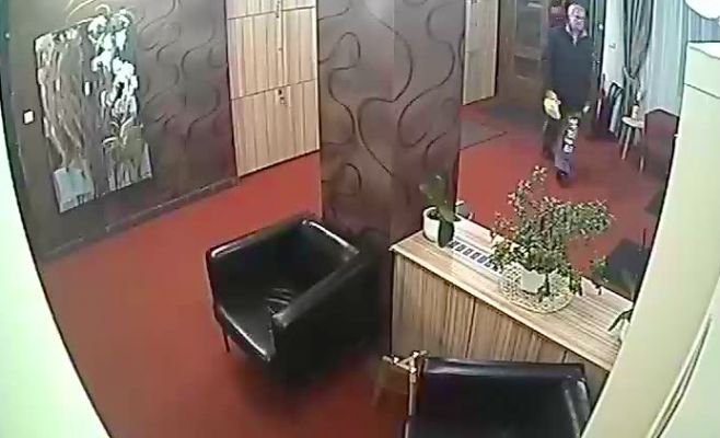 Неудачное ограбление в Праге: вор испугался собаки и ушёл. Видео