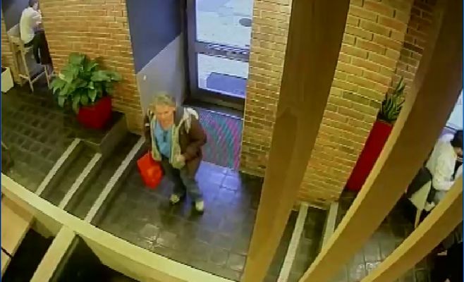 Полиция разыскивает мужчину, устроившего серию пожаров у метро и сообщившего о бомбе