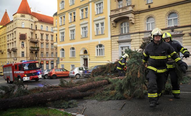 На Чехию обрушился экстремально сильный ветер. Итоги дня. Фото