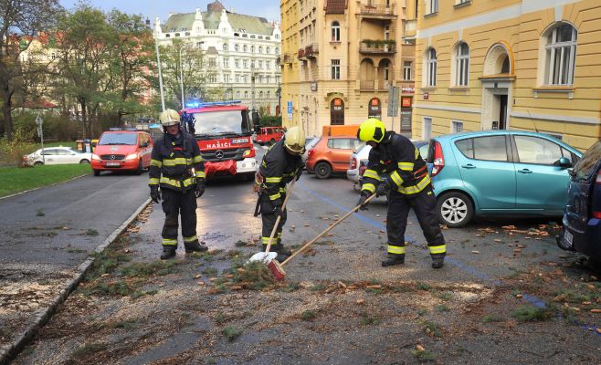 На Чехию обрушился экстремально сильный ветер. Итоги дня. Фото