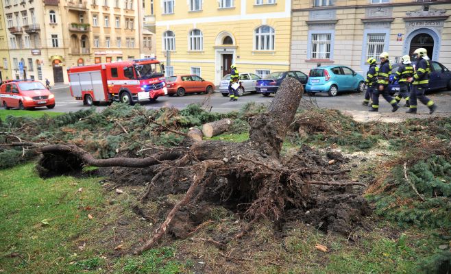 На Чехию обрушился экстремально сильный ветер. Итоги дня. Фото