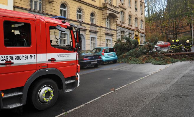 На Чехию обрушился экстремально сильный ветер. Итоги дня. Фото