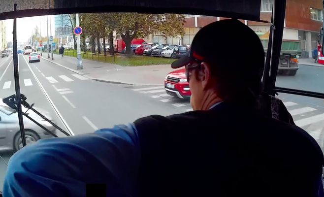 Видео: Столкновение пражского трамвая с легковым автомобилем