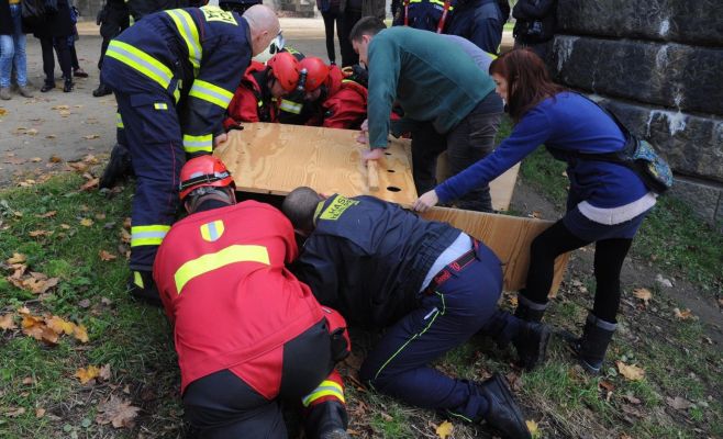Фото: Спасатели из Влтавы в центре Праги достали лань