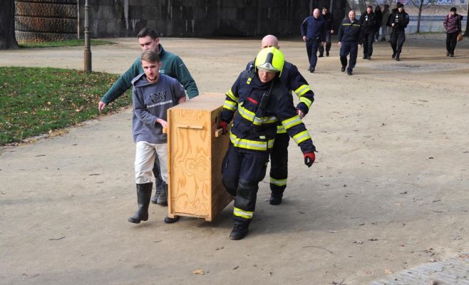 Фото: Спасатели из Влтавы в центре Праги достали лань
