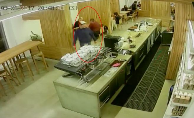 Полиция разыскивает преступника, обокравшего персонал пражского кафе