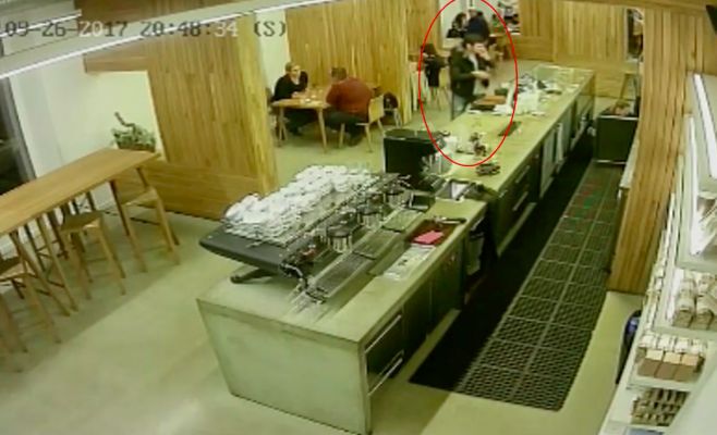 Полиция разыскивает преступника, обокравшего персонал пражского кафе