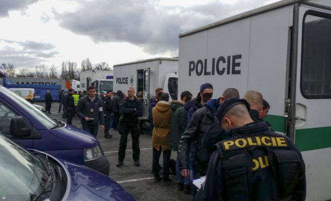 Полиция вновь депортирует иностранцев, нелегально работающих в Чехии