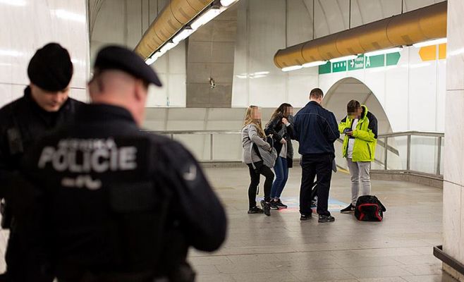 Массовые проверки в пражском метро. Фото