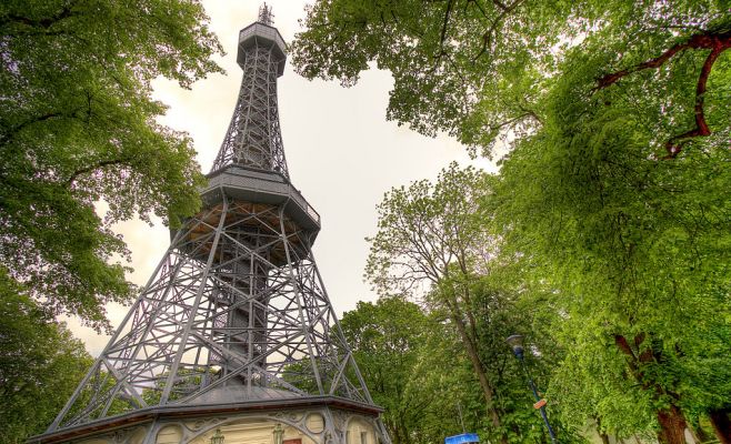 Неизвестный забрался на Петршинскую башню по внешней стороне. Видео