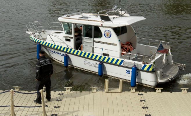 Ночью пьяный иностранец упал в реку в центре Праги