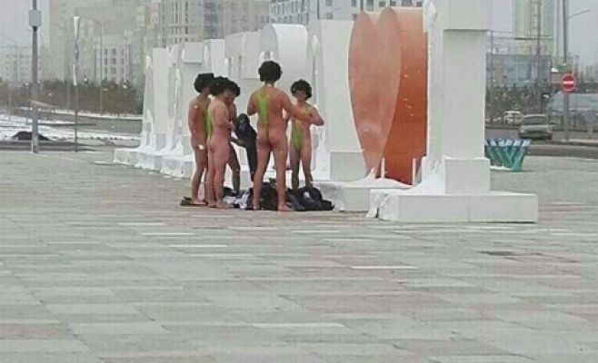 В центре Астаны задержали туристов из Чехии в «купальниках Бората»