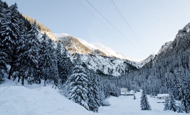 В горах толщина снежного покрова достигает 20 см