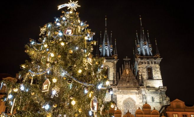 Состоялась церемония зажжения главной рождественской елки страны в Праге