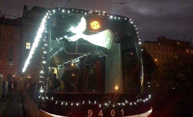 По Праге начал курсировать рождественский трамвай 