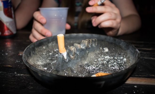 Политики хотят смягчить антитабачный закон и позволить курить в заведениях