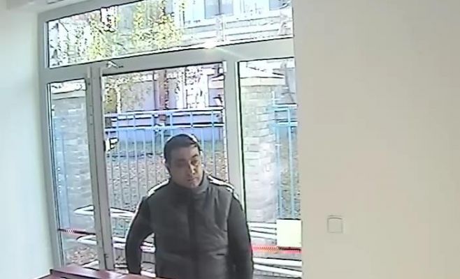 С помощью простой уловки преступники украли банковскую карту и сняли с неё деньги