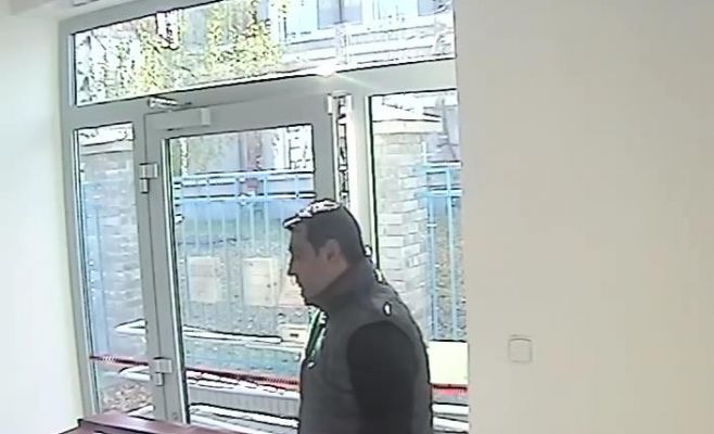 С помощью простой уловки преступники украли банковскую карту и сняли с неё деньги