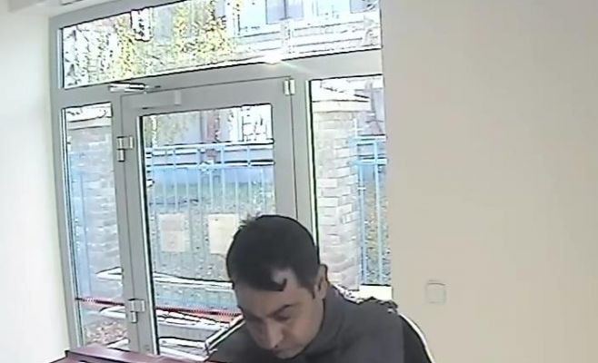 С помощью простой уловки преступники украли банковскую карту и сняли с неё деньги