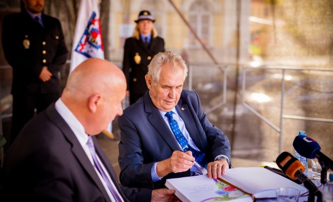 Президент Чехии обвинил Евросоюз в поддержке террористов 