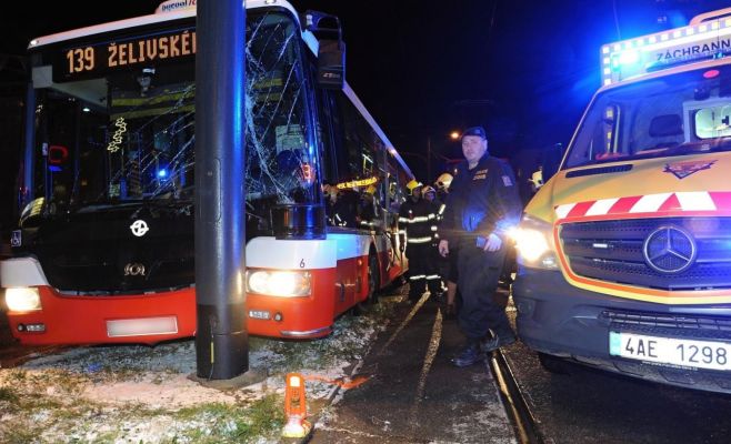 В Праге за ночь произошло два ДТП с участием городских трамваев и автобуса